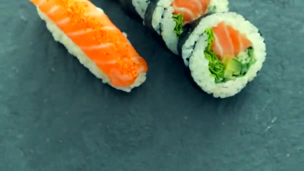 Japán sushi tekercsek egy étteremben ebédidőben, ázsiai konyha szállítás — Stock videók