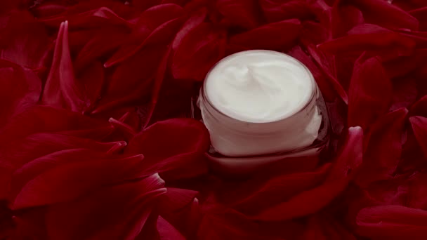 Gevoelige huidverzorging moisturizer gezicht crème op bloemblaadjes en water achtergrond, natuurwetenschappen voor de huid — Stockvideo