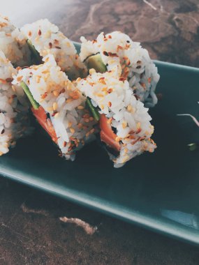 Öğle yemeği zamanında bir restoranda Japon Suşi, Asya mutfağı