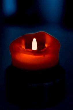 Koyu arka plan üzerinde kırmızı tatil mum, lüks marka tasarım bir