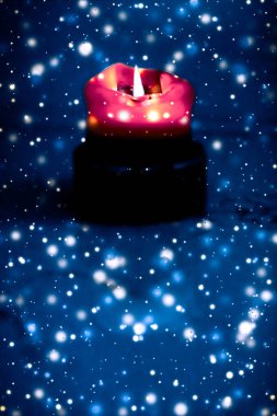 Mavi köpüklü kar arka plan kırmızı tatil mum, lüks 