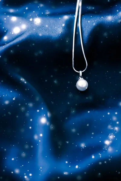 Розкішне біле золоте намисто з перлів на темно-синьому шовку, святковий відтінок — стокове фото