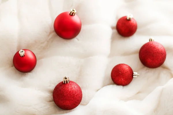 Bugigangas de Natal vermelho no fundo de pele macia branca, winte luxo — Fotografia de Stock