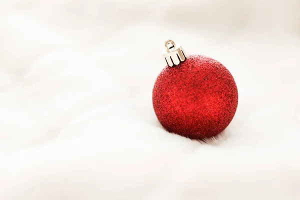 Red Christmas baubles on white fluffy fur backdrop, luxury winte — Stock Photo, Image