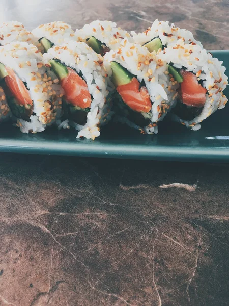 Japán sushi egy étteremben ebédidőben, ázsiai konyha — Stock Fotó