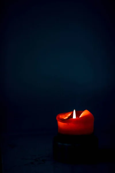 Red holiday candle on dark background, luxury branding design an — Stock Photo, Image
