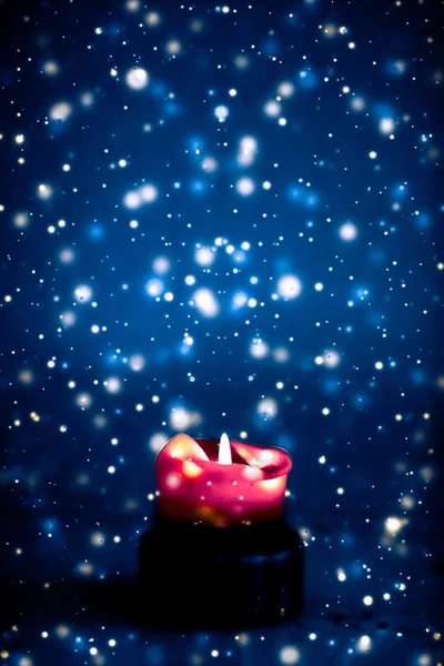 Rudá sváteční svíčka na modrém třpytivém pozadí, přepych — Stock fotografie