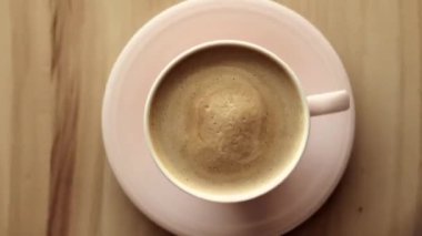 Sabah sütlü kahve fincanı mermer taştan düz bir zeminde, sıcak içecek masa düzlüğünde, üst düzey yemek videosu ve yemek pişirmek için ilham kaynağı.
