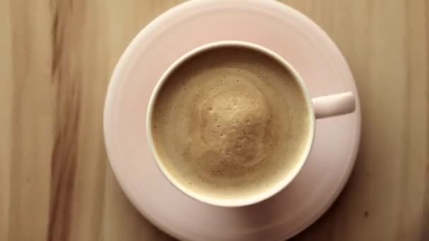 Morgens Kaffeetasse mit Milch auf Marmor Stein flach legen, Heißgetränk auf Tisch flach legen, von oben sehen Lebensmittelvideographie und Rezeptinspiration für das Kochen vlog — Stockvideo