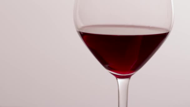 Szklanka czerwonego wina, napój nalewający na degustację luksusowych wakacji, kontrola jakości chlapanie płynnym tłem ruchu dla enologii lub marki premium winiarstwa — Wideo stockowe