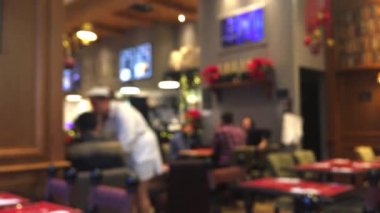 Bulanık odaklı kafe, kafeterya veya restoranın iç planı, soyut dijital arkaplan, boş zaman ve seyahat markası tasarımı için bulanık bokeh, tatil sezonu vlog