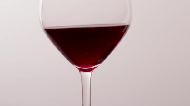 Bicchiere di vino rosso, bevanda versante all'evento di degustazione vacanza di lusso, controllo di qualità spruzzando sfondo movimento liquido per enologia o marca di viticoltura premium — Video Stock