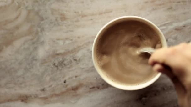Xícara de café da manhã com leite em pedra de mármore flat lay, bebida quente na mesa flatlay, vista superior videografia de alimentos e inspiração de receita para cozinhar vlog — Vídeo de Stock