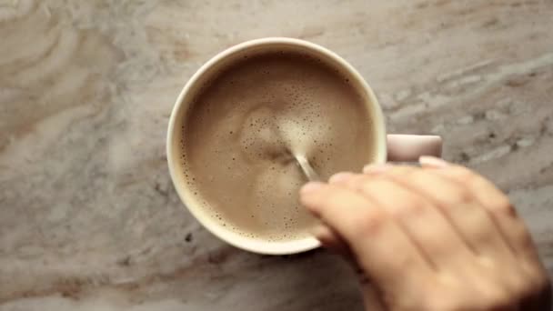 Tasse à café du matin avec du lait sur marbre pierre plat laïc, boisson chaude sur plateau de table, vidéographie alimentaire vue du dessus et inspiration de la recette pour la cuisson vlog — Video