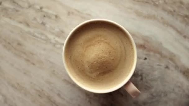 Sabah sütlü kahve fincanı mermer taştan düz bir zeminde, sıcak içecek masa düzlüğünde, üst düzey yemek videosu ve yemek pişirmek için ilham kaynağı. — Stok video