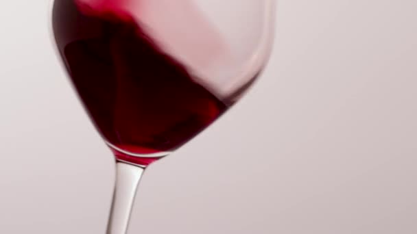 Glas rode wijn, schenk een drankje in bij een luxe vakantie proeverij, kwaliteitscontrole spetterende vloeibare beweging achtergrond voor oenologie of premium wijnbouw merk — Stockvideo