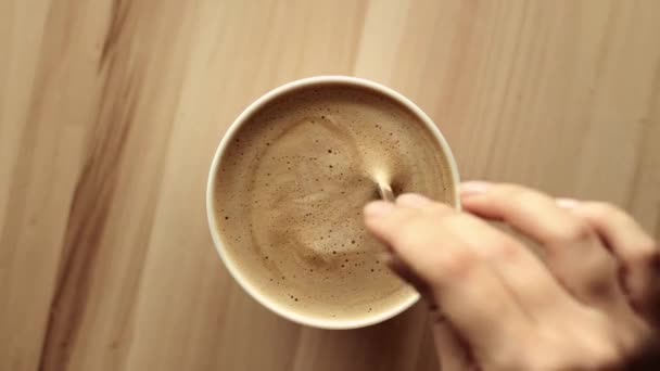 Morgon kaffekopp med mjölk på marmor sten platt låg, varm dryck på bordet flatlay, ovanifrån mat video och recept inspiration för matlagning vlog — Stockvideo