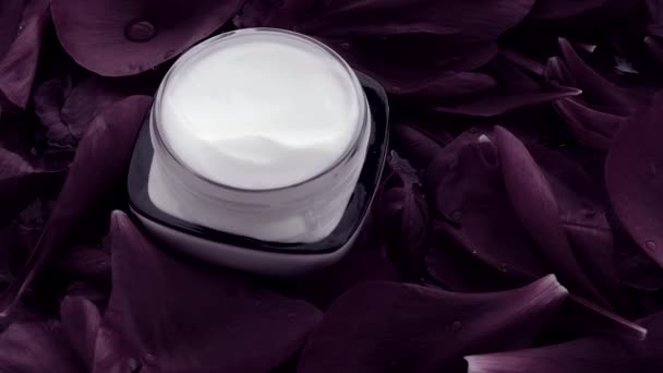 Crema facial hidratante para el cuidado de la piel sensible sobre pétalos de flores y fondo de agua, ciencias naturales para la piel — Vídeos de Stock