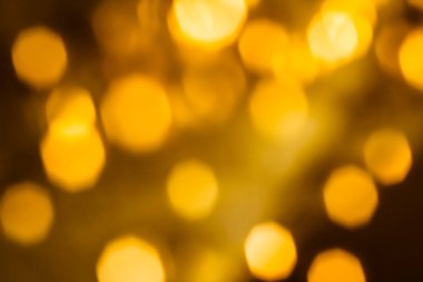 Göz kamaştırıcı altın, pırıl pırıl, lüks tatil geçmişi.