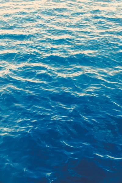 Tekstura powierzchni wody oceanu, zabytkowe lato wakacje tło — Zdjęcie stockowe