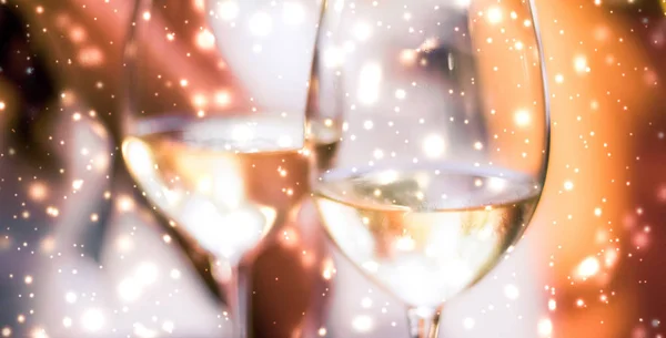 Χειμωνιάτικα ποτήρια από λευκό κρασί και λαμπερό χιόνι στην πλάτη — Φωτογραφία Αρχείου