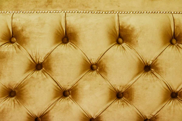 Tapicería de sofá acolchado de terciopelo de lujo dorado con botones, elega — Foto de Stock