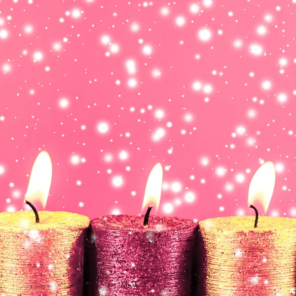 Christmas candles and shiny snow on pink background, holiday sea — Stock Photo, Image