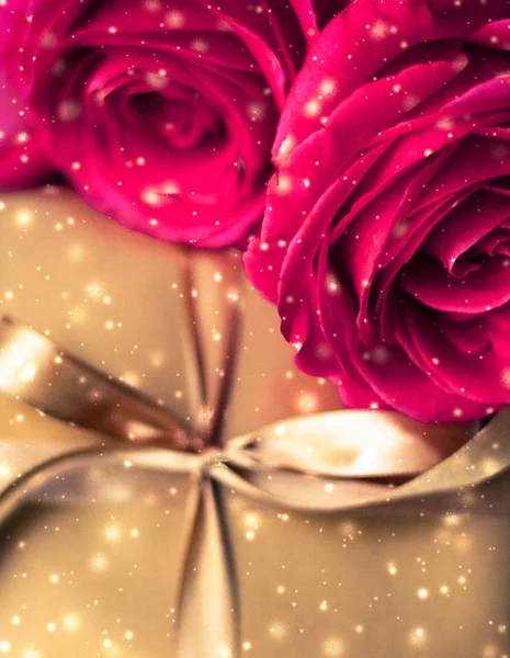 バレンタインデープレゼント、豪華なギフトボックスとバラの花束ウィット — ストック写真