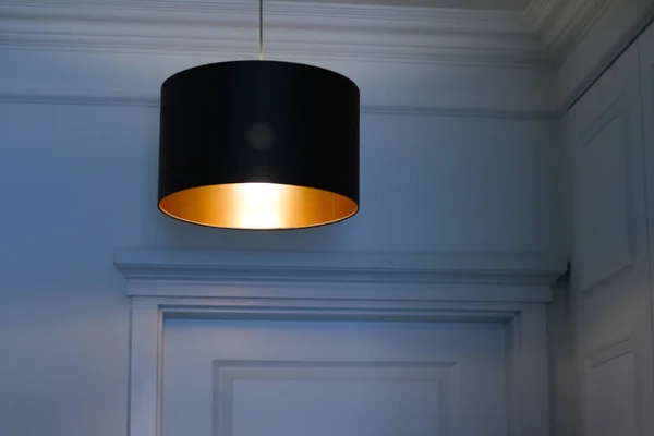 Lampe dorée dans une chambre, élégant éclairage de décoration moderne — Photo