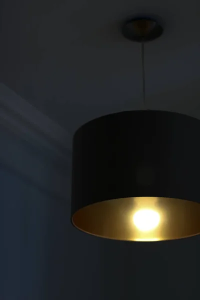Złota lampa w pokoju, eleganckie nowoczesne oświetlenie wnętrz — Zdjęcie stockowe