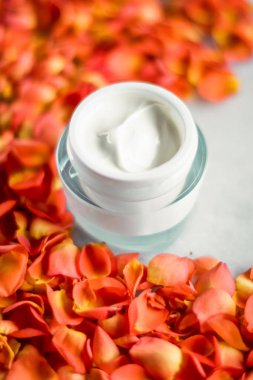 Mermer üzerinde güzellik yüz nemlendirici krem ve çiçek yaprakları, LuXu