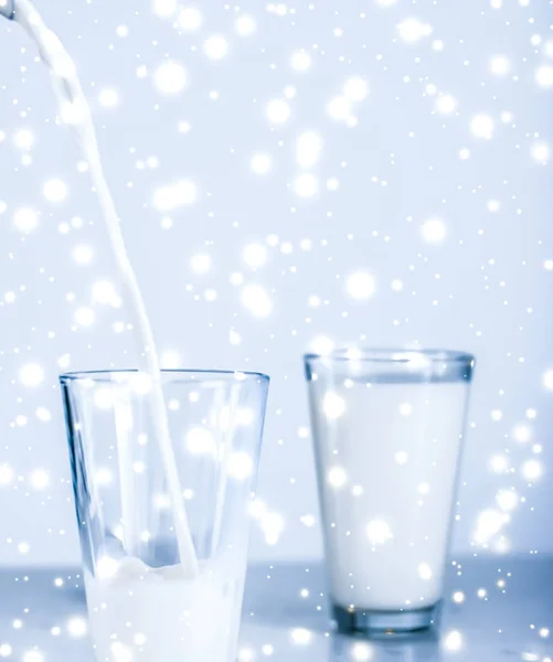 Magisches Feiertagsgetränk, das laktosefreie Bio-Milch ins Glas gießt — Stockfoto