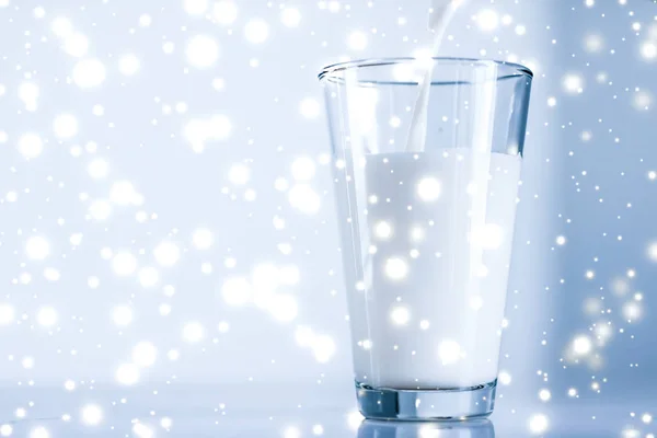 Magisches Feiertagsgetränk, das laktosefreie Bio-Milch ins Glas gießt — Stockfoto