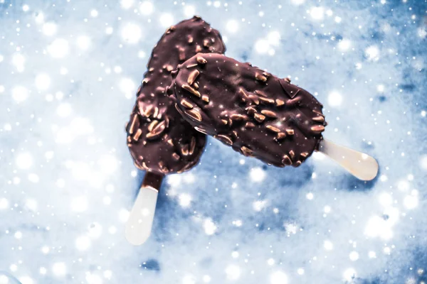 Sorvete de amêndoa de chocolate na mesa de mármore com neve brilhante, wi — Fotografia de Stock