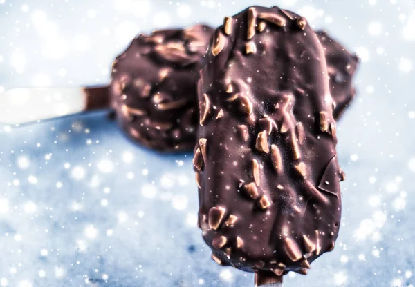 Sorvete de amêndoa de chocolate na mesa de mármore com neve brilhante, wi — Fotografia de Stock