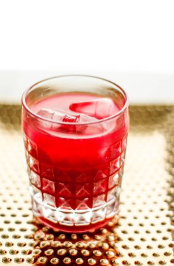 Buz ile kırmızı kokteyl cam, lüks Bar Partisi