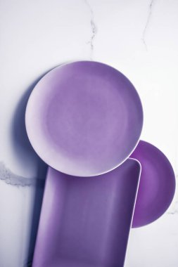 Mermer masa zemininde mor boş tabak, tablo takımı f