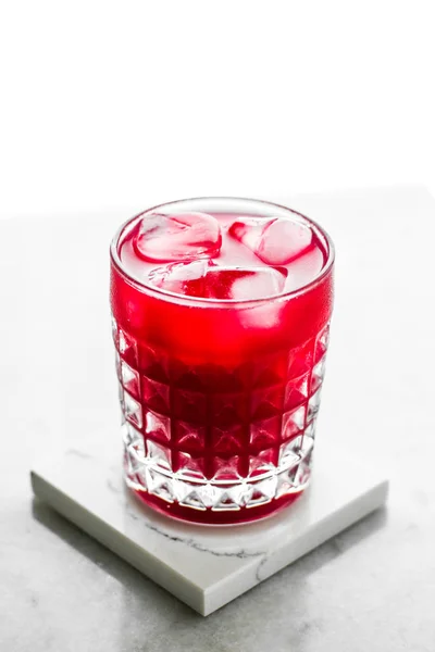 Склянка червоного коктейлю з льодом, розкішна барна вечірка — стокове фото