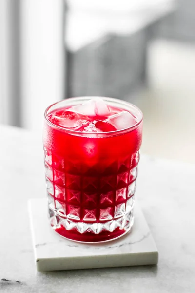 氷と赤いカクテルのグラス、豪華なバーパーティー — ストック写真