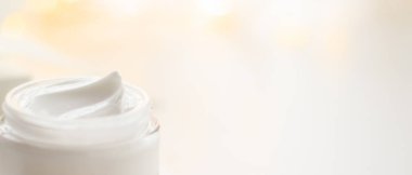 Tatil arkaplanındaki yüz kremi nemlendirici kavanozu.