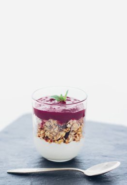 Ev yapımı granola parfe çilek reçeli ve nane, yoğurt ve mue