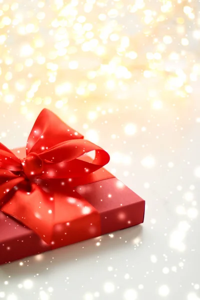 Зимова святкова червона подарункова коробка та світиться сніг, різдвяні подарунки — стокове фото