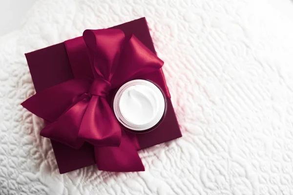 Luksusowy krem do twarzy dla wrażliwej skóry i bordowy świąteczny prezent pudełko — Zdjęcie stockowe
