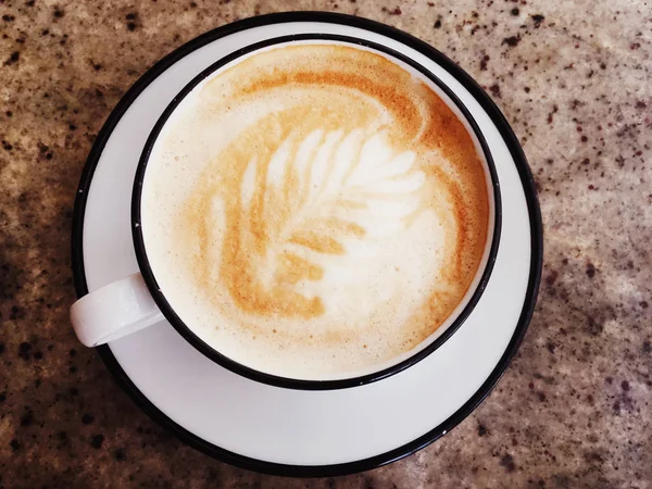 Cappuccino untuk sarapan di kantin, cangkir kopi di atas meja di pa — Stok Foto