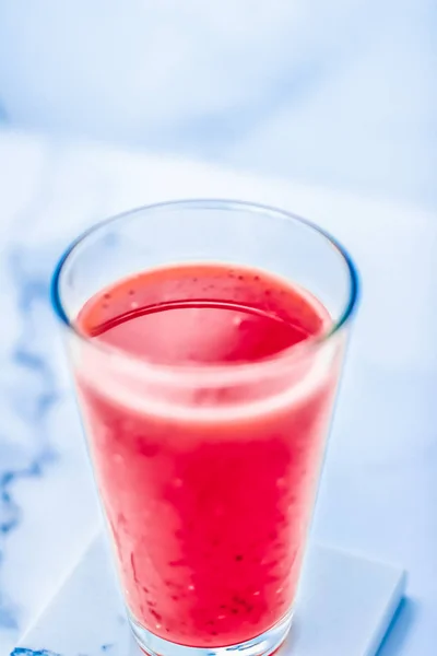 Berry fruit juice in glass, vegan smoothie with chia for diet de — Stock Photo, Image