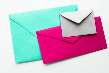 Mermer yatık arka planda boş kağıt zarflar, tatil posta