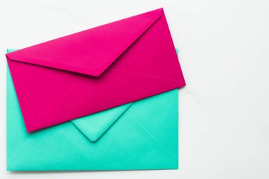 Mermer yatık arka planda boş kağıt zarflar, tatil posta