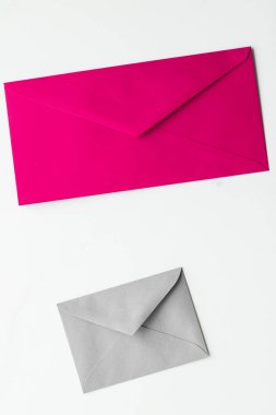 Mermer yatık arka planda boş kağıt zarflar, tatil posta