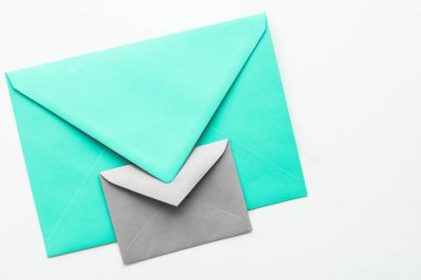 Mermer yatık arka planda boş kağıt zarflar, tatil posta