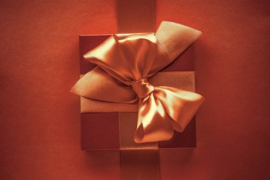 Tatil arka plan olarak altın yay ile Lüks hediyeler, Sevgililer D